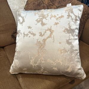 SOHO STUDIO METALLIC GOLD LUXURY Decorative PILLOW NWOT 21x21”
